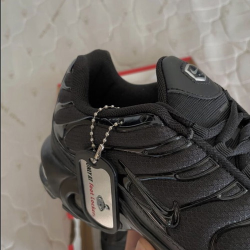 Nike TN sneakers, black, iconic dynamic design