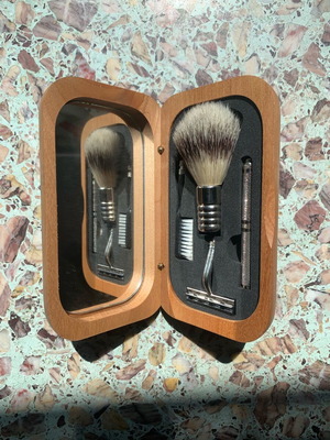 Men's travel grooming set in wooden box like new