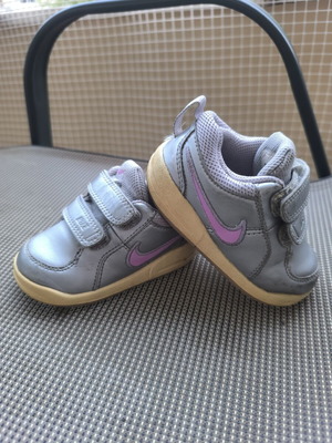 Nike baby shoes size 21 used, silver color with yellowed sole