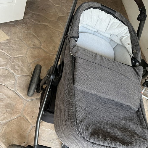 Quax Crooz 3-in-1 travel system with Cybex car seat and ISOFIX base
