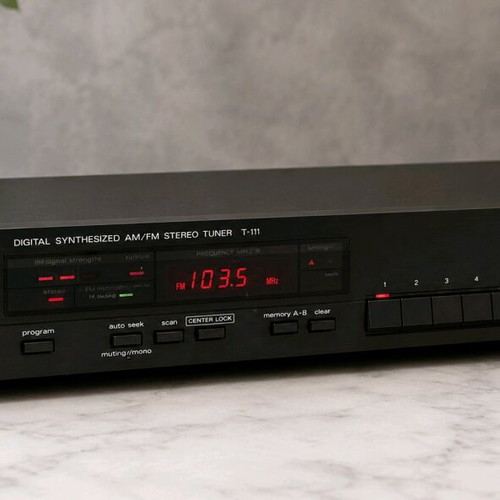 Luxman T-111 AM/FM Stereo Tuner like new, vintage 1980s