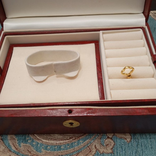 Vintage jewelry box like new with key
