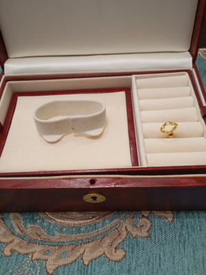 Vintage jewelry box like new with key
