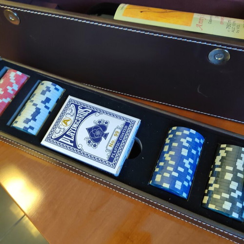 Casino set like new with Anny's Animus 2004 aged wine gift