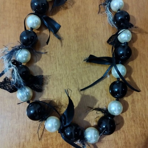 Handmade necklace with black and white pearls, new