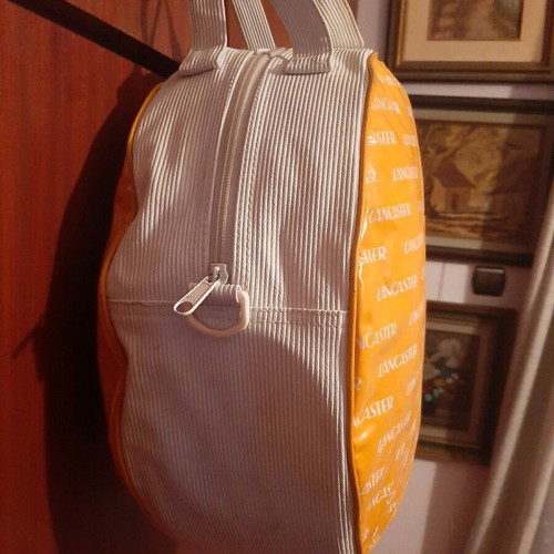Lancaster bag like new with 37 cm diameter