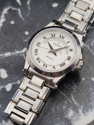 Seiko Premier Ladies Ref. SXD675J1 μεταχειρισμένο ρολόι quartz, ασημί ανάγλυφο καντράν
