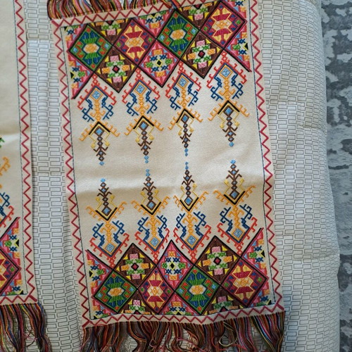 Embroidered table runner new, set of 4 pieces