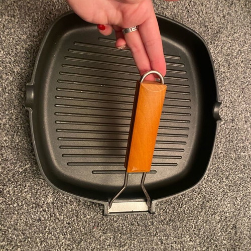 Grill frying pan ridges with adjustable handle used