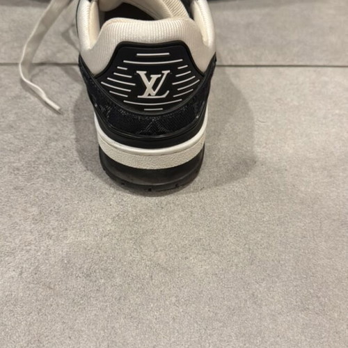 Louis Vuitton LV Trainer sneaker used, size 39, black and white