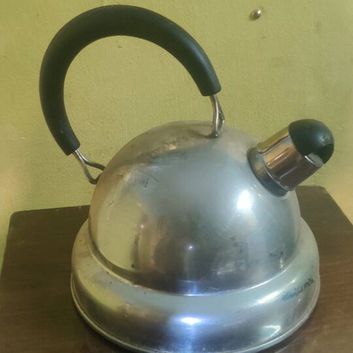 Vintage kettle used with small crack on lid