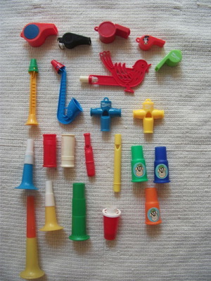 Колекция пластмасови свирки употребявани, комплект от 22 броя