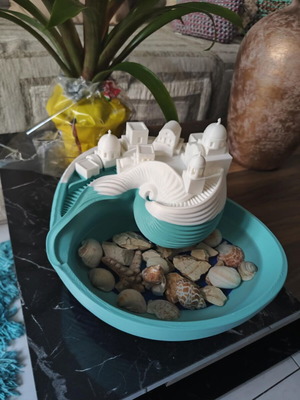 Santorini shell container like new, plastic decorative