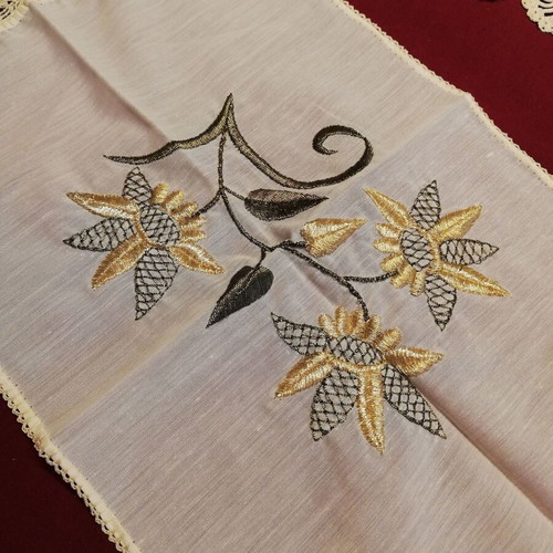 Handmade silk embroidery set of 3 pieces like new