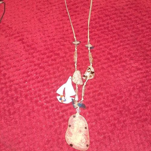 Women's necklace like new, beige