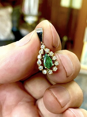 Χρυσό μενταγιόν 18k με σμαράγδι 0.20ct και 12 μπριγιάν 0.60ct, αλυσίδα 14k δώρο