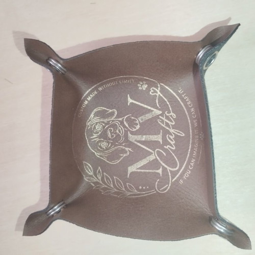 Foldable dice tray made of leatherette