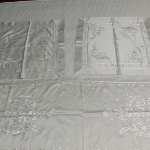 Silk dining set unused, dowry