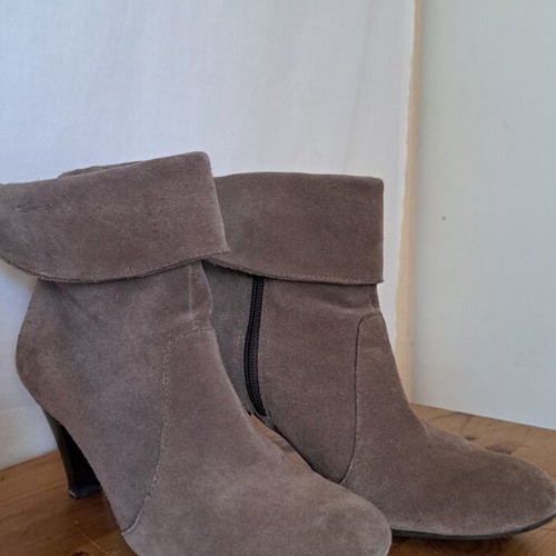Tamaris suede ankle boots, beige, size 39, low heel