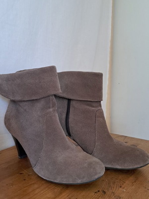 Tamaris suede ankle boots, beige, size 39, low heel