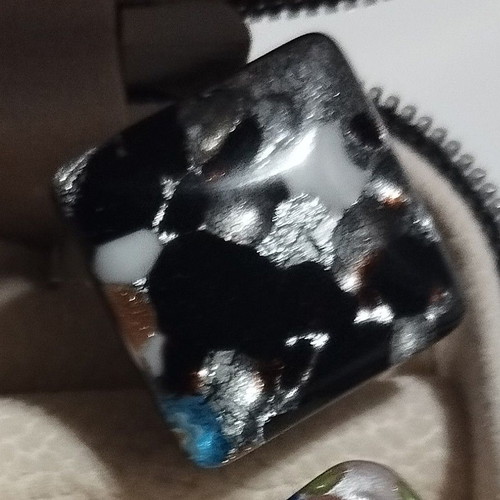 Ring faux bijoux Murano style adjustable black and white like new
