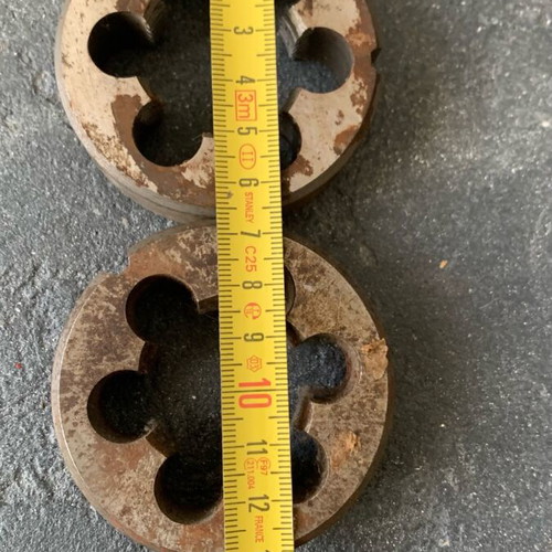 Pipe threading die set like new, 2 pieces