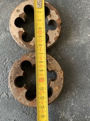 Pipe threading die set like new, 2 pieces
