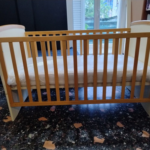 Convertible baby cot used with mattress and three levels by Aslanis Home