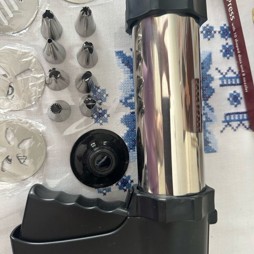 Biscuit press new with 10 shape discs and 8 decorating nozzles