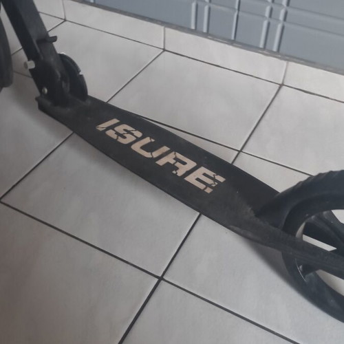 Foldable scooter like new, adjustable handlebar, with brakes