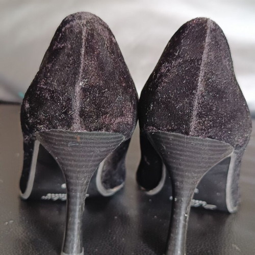 Si Boletti velvet pumps new with colorful embroidered details size 39