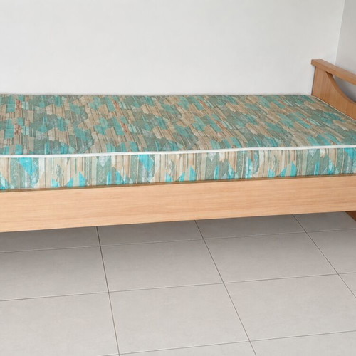 Single bed 185x85 cm with mattress and railing