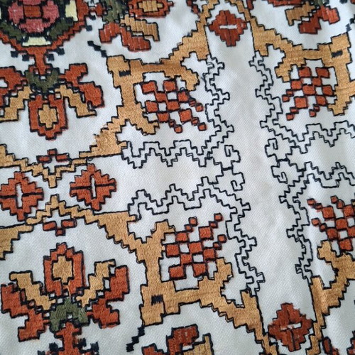 Set of 4 machine embroidered linens new, 80×80 square, 105×40 and 35×35 runners