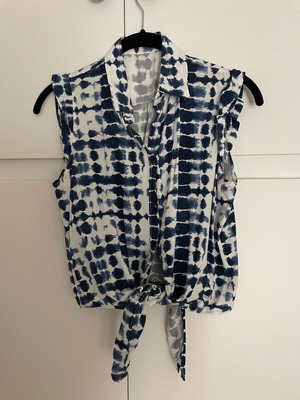 Sleeveless shirt with tie used, small, white and blue