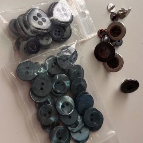 Various green and metal buttons like new