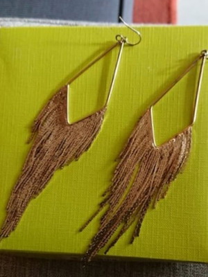 Stunning long earrings in gold color