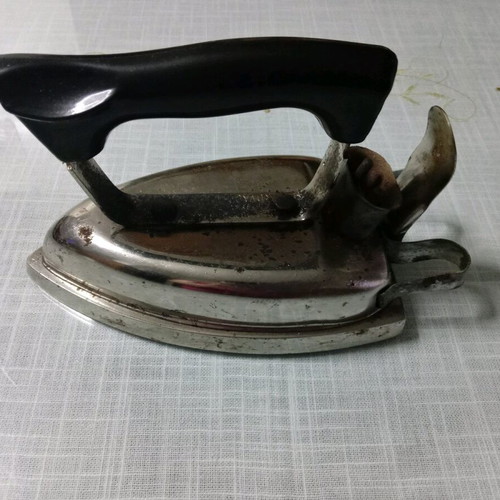 Electric iron from 60s-70s used, cordless