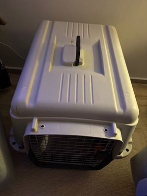 Dog crate like new, dimensions 58/68/52
