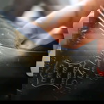  Μαύρη γόβα σατέν με αγκράφα λουστρίνι