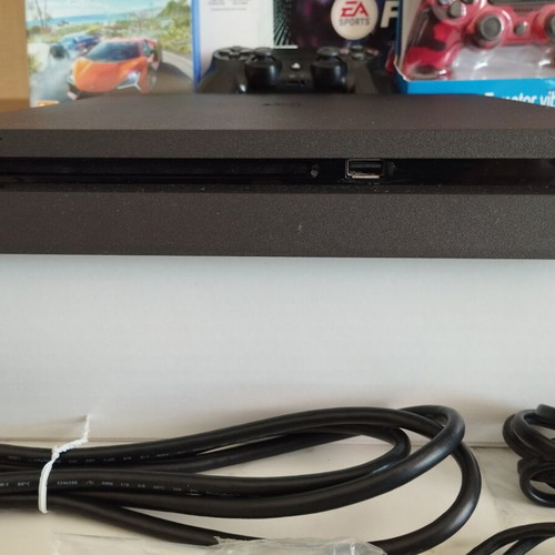 PlayStation 4 Slim 500GB σαν καινούργιο με The Crew Motorfest και 2 χειριστήρια