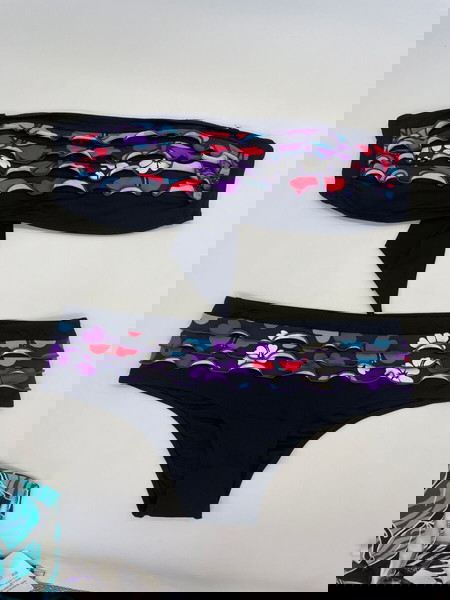 Αφόρετο μαύρο floral σετ μαγιό bandeau, χωρίς μπανέλα 80B καιmedium hipster slip Bilitis FΚ053
