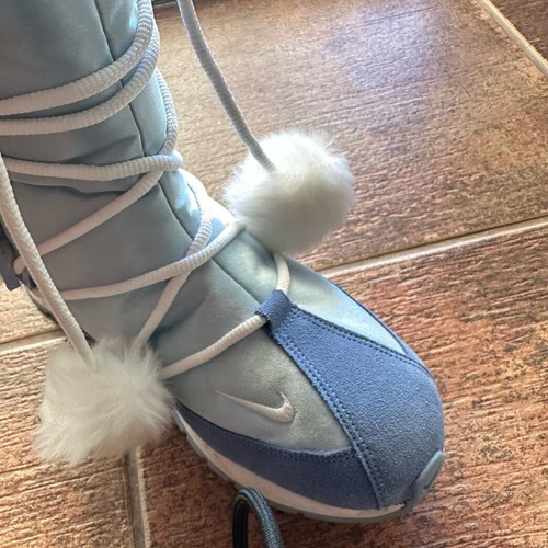 Modern & impressive NIKE boots in a beautiful blue color.