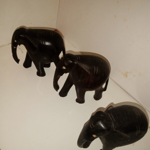 African elephants used figurines
