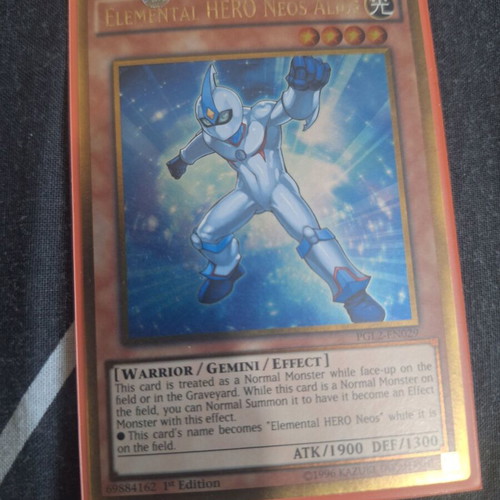 Elemental HERO Neos Alius card like new, vintage Yu-Gi-Oh