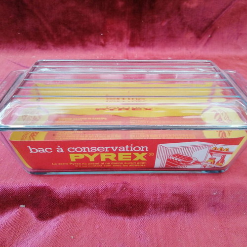 Pyrex cake pan with lid new