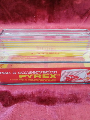 Pyrex cake pan with lid new