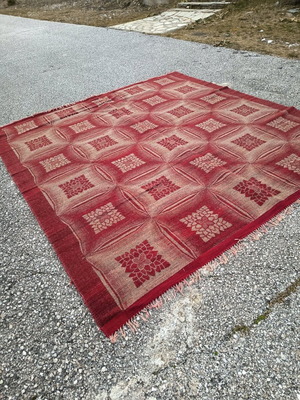 Handmade wool woven rug like new 2.35x2.20 with traditional design