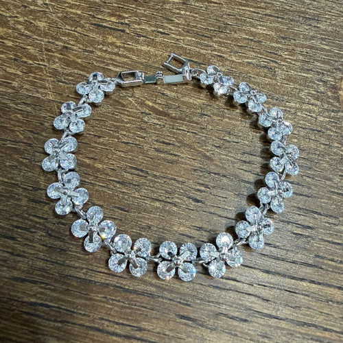 Bracelet with zircon flower design new, silver