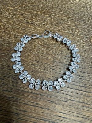 Bracelet with zircon flower design new, silver