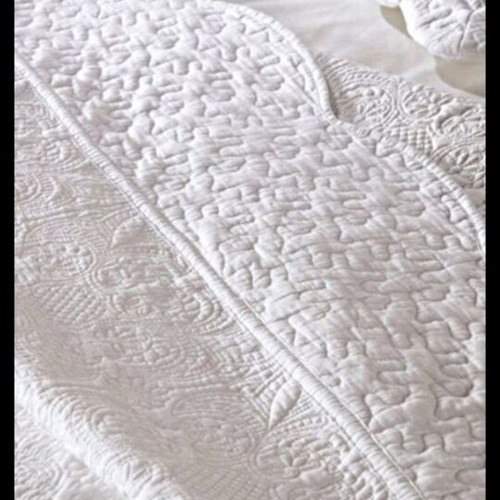 King size quilt cotton embossed design with two large pillowcases new